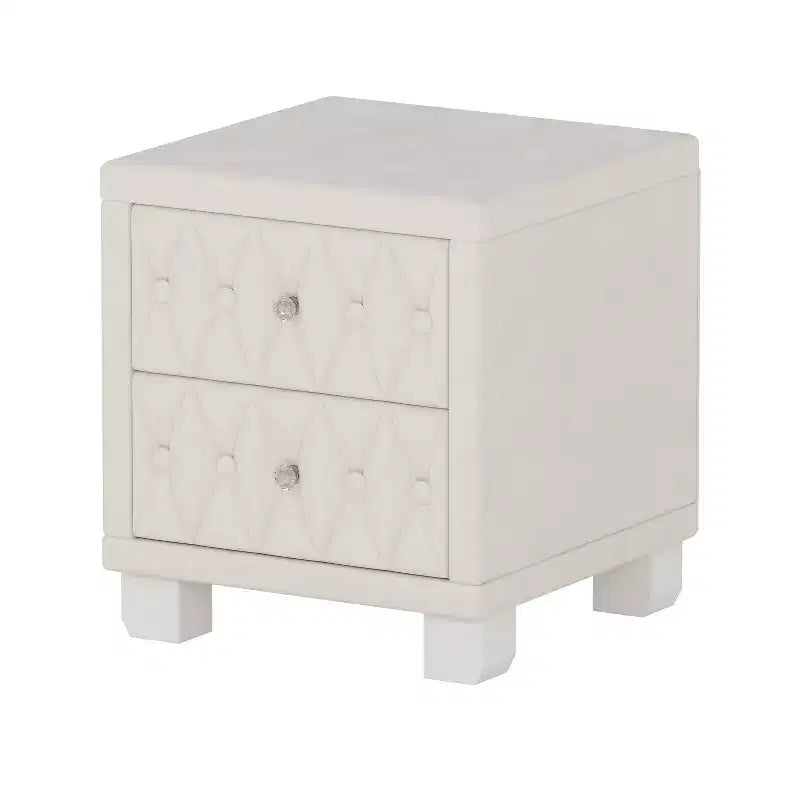Table de chevet rembourrée à 3 tiroirs avec façade capitonnée de losanges et poignées en cristal